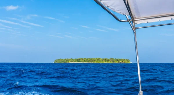 Insula tropicală acoperită cu vegetație luxuriantă, Maldive — Fotografie, imagine de stoc