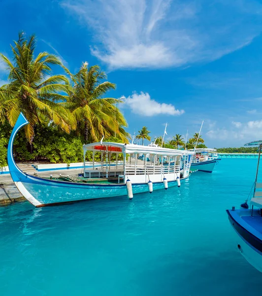 Estacionamiento de barcos tradicionales Dhoni, Maldivas — Foto de Stock