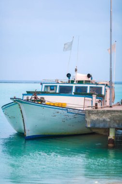 Balıkçı teknesi rıhtımın Maldivler