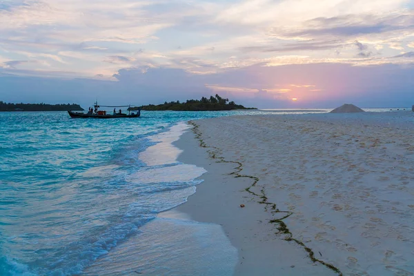 Costa de una isla tropical con arena al atardecer, Maldivas — Foto de Stock