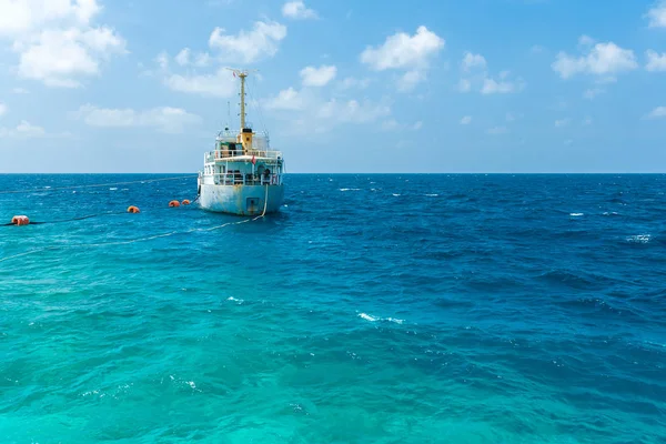 Barco de pesca ancorado no oceano Índico, Maldivas — Fotografia de Stock