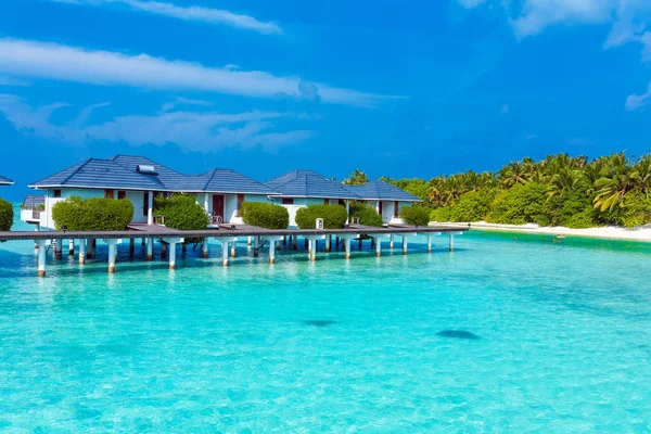 Bangalôs oceânicos construídos sobre a água, Maldivas — Fotografia de Stock