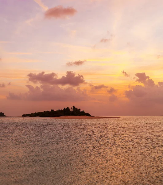 Romantischer orangefarbener Sonnenuntergang mit tropischer Insel, Malediven — Stockfoto