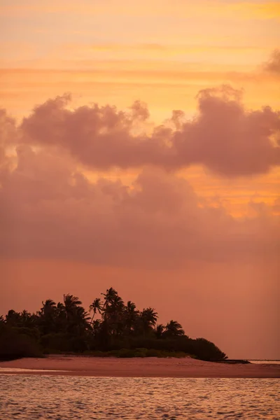 Romantischer orangefarbener Sonnenuntergang mit tropischer Insel, Malediven — Stockfoto