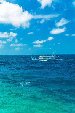 Deniz manzara ile geleneksel bir Dhoni tekne, Maldivler