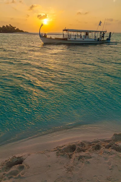 Belo pôr do sol com barco tradicional Dhoni, Maldivas — Fotografia de Stock