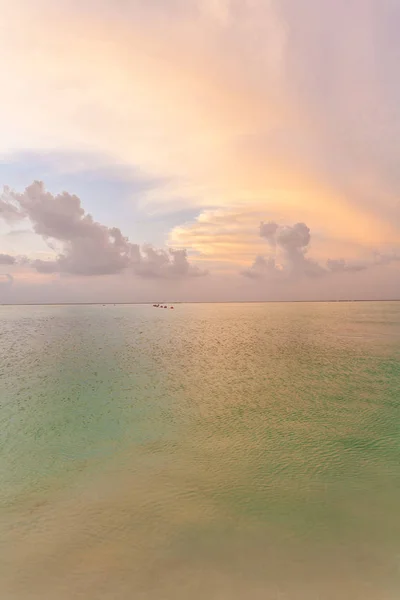 Fond avec ciel rose pâle levant du soleil, Maldives — Photo