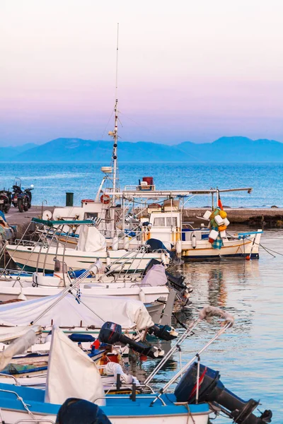 Boten in de kleine haven, Corfu, Griekenland — Stockfoto