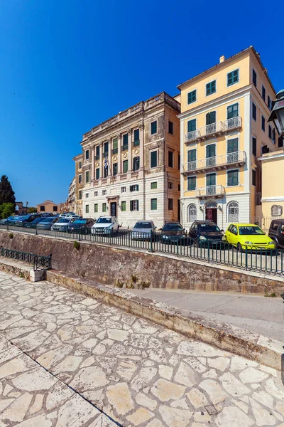 Shoppinggatan i den gamla staden med gamla hus, Corfu — Stockfoto