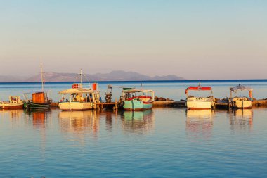 Vlacherna Manastırı, Corfu yakınındaki küçük liman tekneler