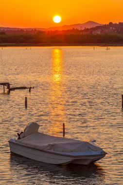 Tekneler, Corfu ile günbatımı manzara
