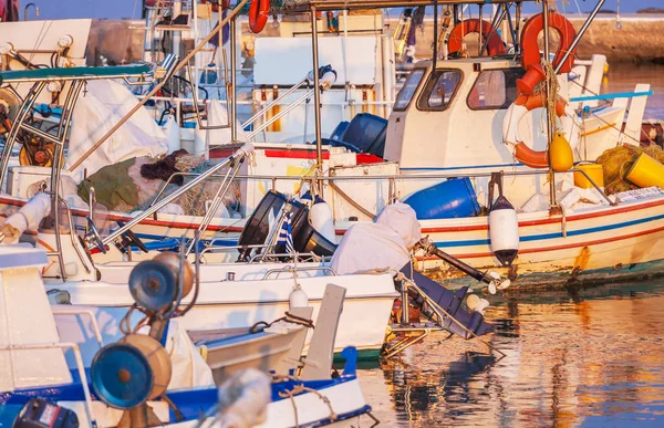 Teknelerin küçük liman, Corfu, Yunanistan — Stok fotoğraf