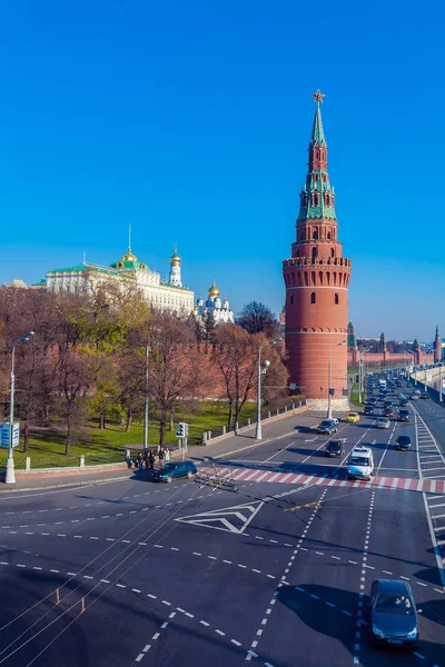 De dijk van de Moskou-rivier met Kremlin, Rusland — Stockfoto