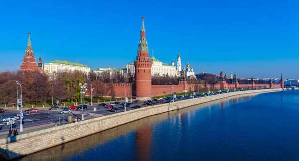 De dijk van de Moskou-rivier met Kremlin, Rusland — Stockfoto