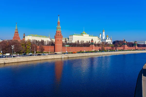 Le remblai de la rivière Moscou avec le Kremlin, Russie — Photo