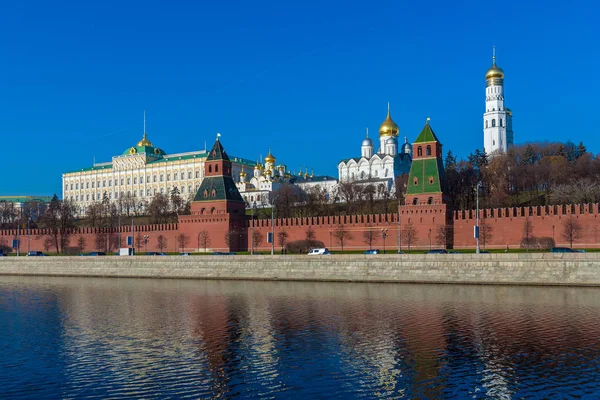 Nábřeží řeky Moskvy s Kreml, Ruskem — Stock fotografie