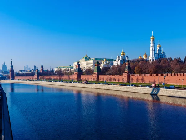 El terraplén del río Moscú con el Kremlin, Rusia — Foto de Stock