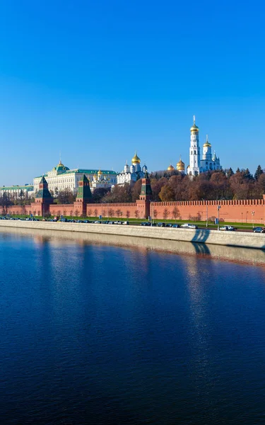 El terraplén del río Moscú con el Kremlin, Rusia —  Fotos de Stock
