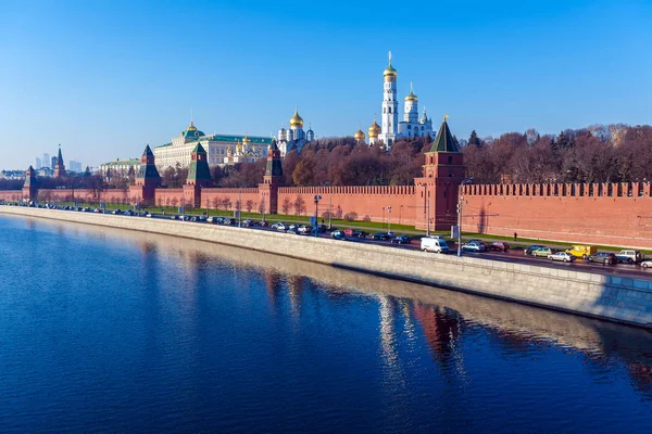 De dijk van de Moskou-rivier met Kremlin, Rusland — Stockfoto