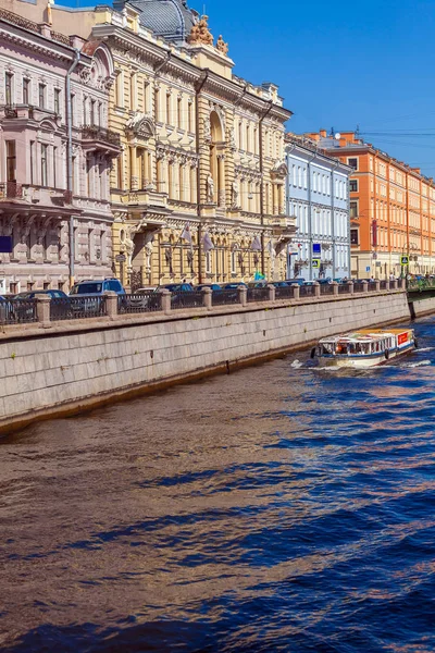 Tipikus évjárat épület mentén csatornák, Szentpétervár — Stock Fotó