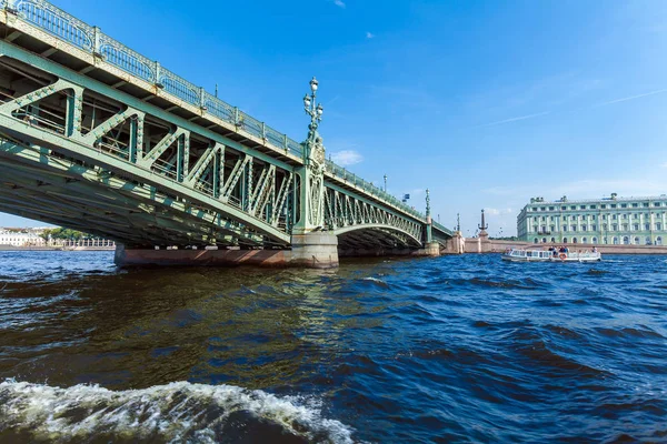 Trinity Bridge across the Neva in Saint Petersburg — Stock Photo, Image