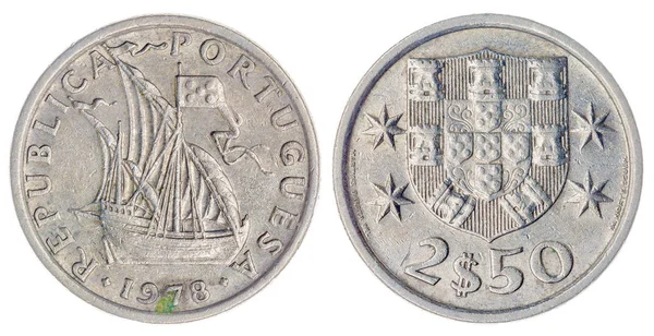 2.5 escudo 1978 munt geïsoleerd op een witte achtergrond, Portugal — Stockfoto