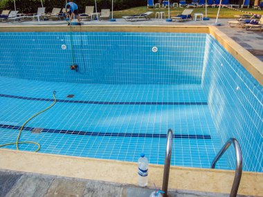 Corfu, Yunanistan - 12 Temmuz 2011: Otel personeli Temizleme