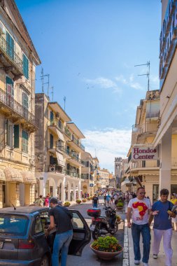 Corfu, Yunanistan - 1 Temmuz 2011: Turist yürüyüş boyunca yaya