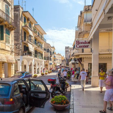 Corfu, Yunanistan - 1 Temmuz 2011: Turist yürüyüş boyunca yaya