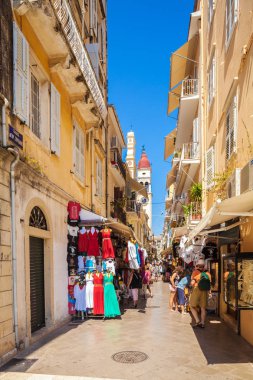 Corfu, Yunanistan - 1 Temmuz 2011: Eski c canlı bir sokak ticaret