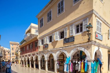 Corfu, Yunanistan - 1 Temmuz 2011: Turist yürüyüş boyunca yaya