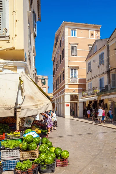 Corfu, Griekenland - 1 juli 2011: Toeristen koop groenten en fruit — Stockfoto