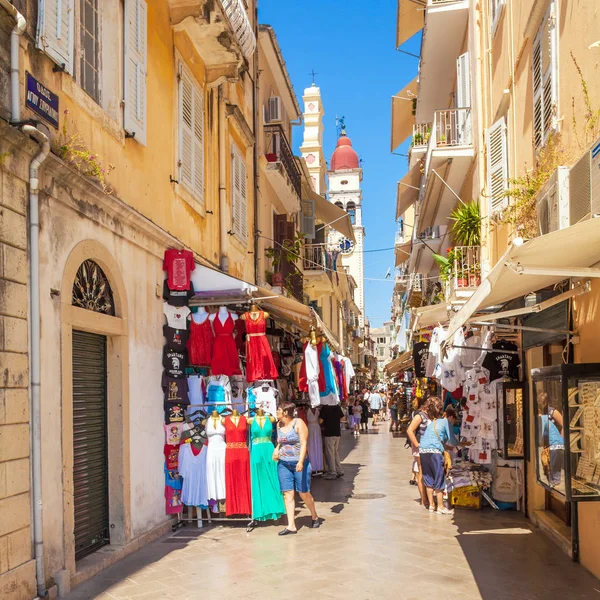 CORFU, GRECIA - 1 LUGLIO 2011: Un vivace commercio di strada nel vecchio c — Foto Stock