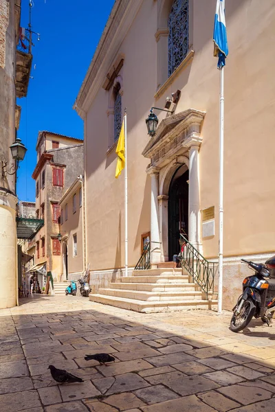 Corfu, Griekenland - 1 juli 2011: Duiven in de buurt van de ingang Cathedra — Stockfoto