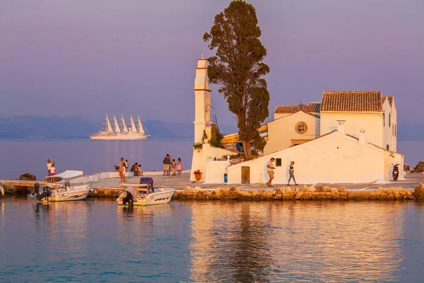 Corfu, Yunanistan - 11 Temmuz 2011: Vlac önünde yürüyen turist — Stok fotoğraf