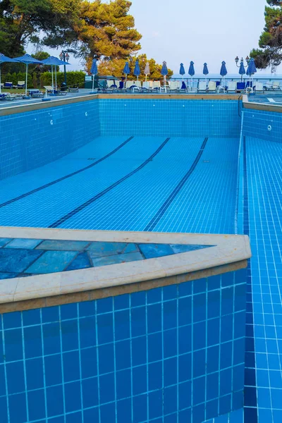 Korfu, Grekland - 12 juli 2011: Den stora poolen på hotellet efter — Stockfoto