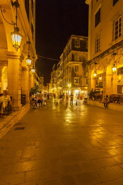 CORFU, GRECIA - 12 LUGLIO 2011: Vivace vita notturna sul canale principale — Foto Stock