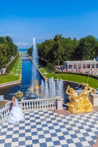 Sint-Petersburg, Rusland - 27 juli 2014: De bruid is permanent — Stockfoto