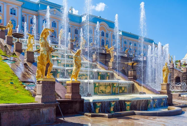 SAINT PETERSBURG, RUSSIA - JULY 27, 2014: The famous cascade of — Stock Photo, Image
