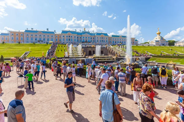 SAN PETERSBURGO, RUSIA - 27 DE JULIO DE 2014: Vida turística intensa —  Fotos de Stock