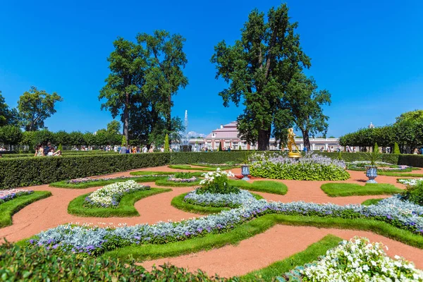 SAN PETERSBURG, RUSIA - 27 de julio de 2014: Los turistas caminan cerca de la — Foto de Stock