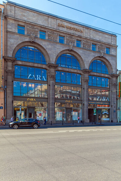 SAINT PETERSBURG, RUSSIA - JULY 26, 2014: Tourists come in the trading house of Mertens, now the flagship store of the brand Zara