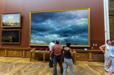 Saint Petersburg, Rusya - 26 Temmuz 2014: Ziyaretçi önünde 