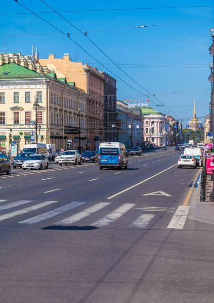 SAINT PETERSBURG, RUSSIA - JULY 26, 2014:  Busy traffic on the m — Stock Photo, Image