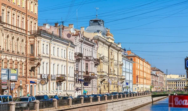 SAINT PETERSBURG, RUSSIA - JULY 26, 2014:  The lively traffic on — Stock Photo, Image