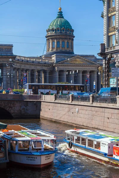 Saint Petersburg, Oroszország - 2014. július 26.: Kirándulás csónakok a Moi — Stock Fotó