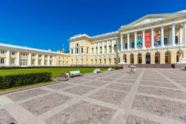 SAN PETERSBURGO, RUSIA - 26 de julio de 2014: Palacio Mijailovski , — Foto de Stock