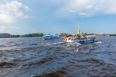 Saint Petersburg, Rusya - 26 Temmuz 2014: Turistlere tekne turu