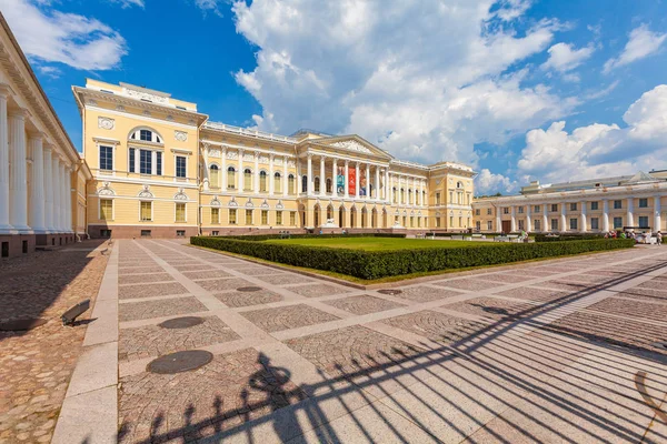 Petrohrad, Rusko - 26. července 2014: Mikhailovsky palác, — Stock fotografie