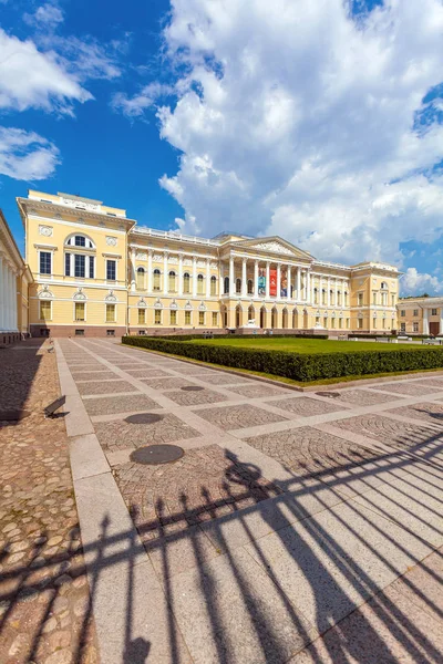 Sankt Petersburg, Ryssland - 26 juli 2014: Mikhailovskij Palace, — Stockfoto